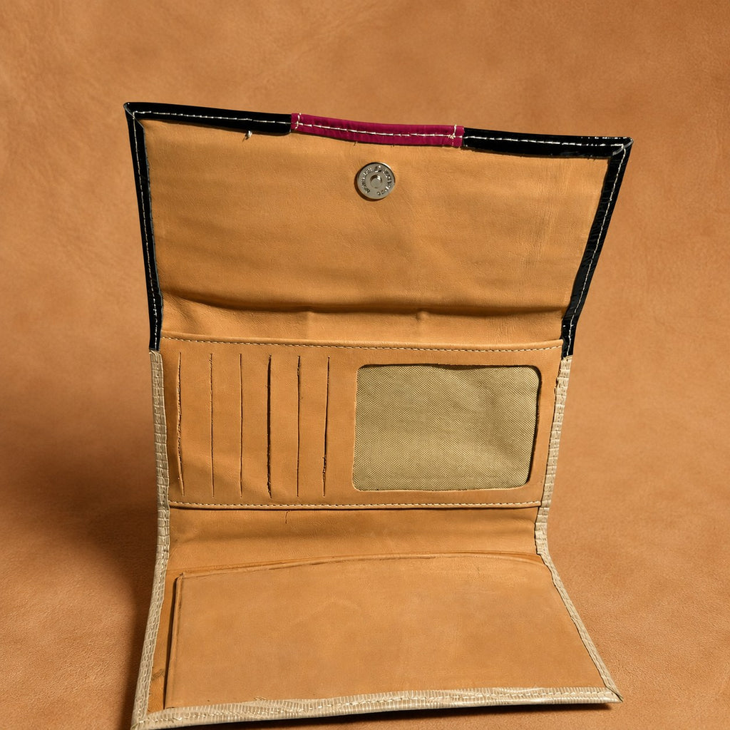 Billetera con broche imantado 100% cuero E1