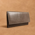 Billetera con broche imantado 100% cuero E2