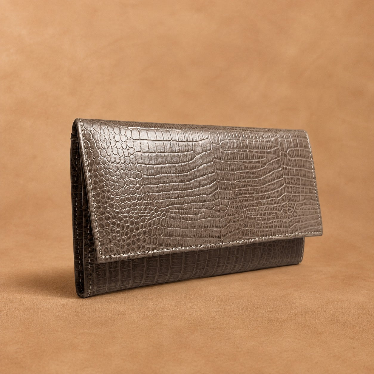 Billetera con broche imantado 100% cuero E2