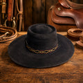 Sombrero de campo negro con cinta